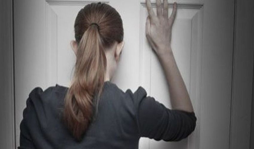 Inwoonster van Gemert staat voor haar eigen deur
